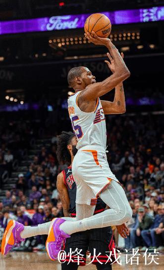 杜兰特中距离跳投遭布朗犯规，裁判回看后判一级恶意犯规